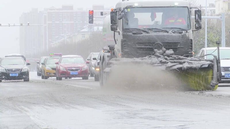 潍坊市寒亭区500余名保洁员全员上岗除雪 确保道路出行畅通