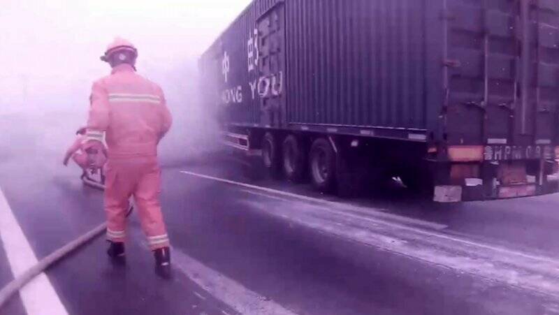 雪天货车失控致燃气泄漏 泰安消防紧急排险
