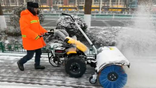 潍坊市潍城区1500余名环卫工人奋战10小时 全力以赴清雪除冰