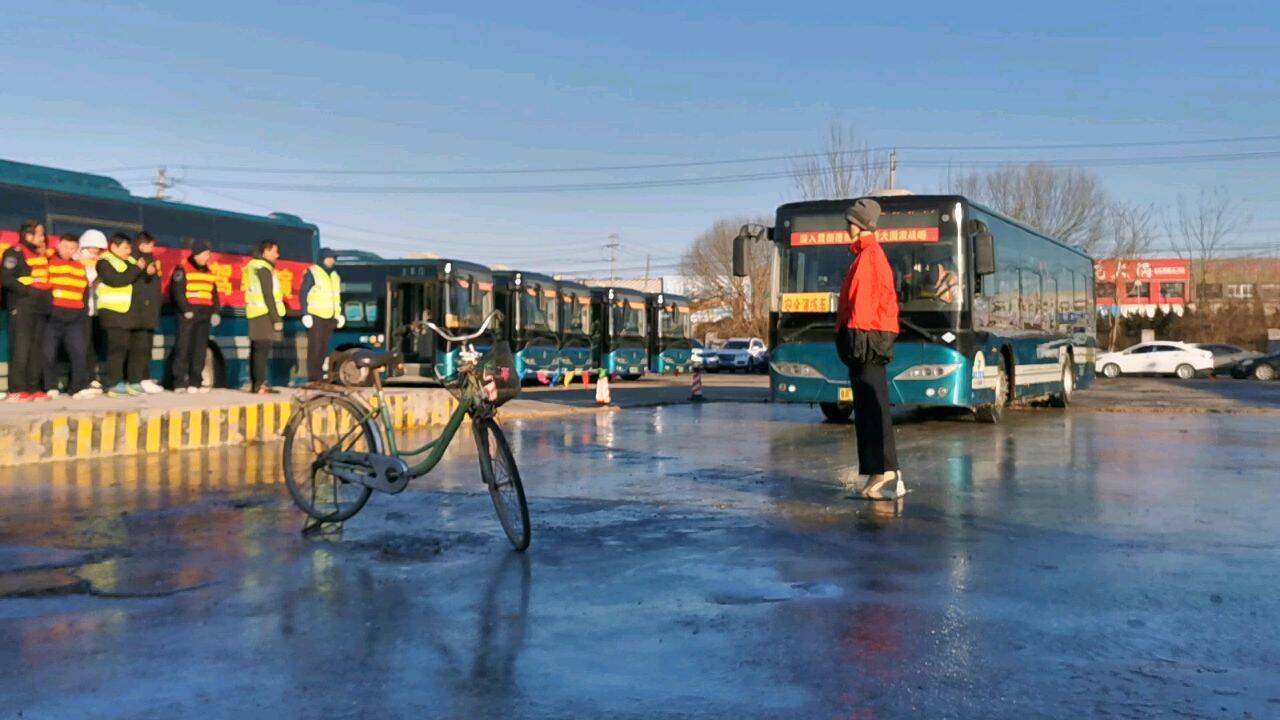 济南公交开展冰雪道路实战演练 驾驶员“苦练”冰上驾驶