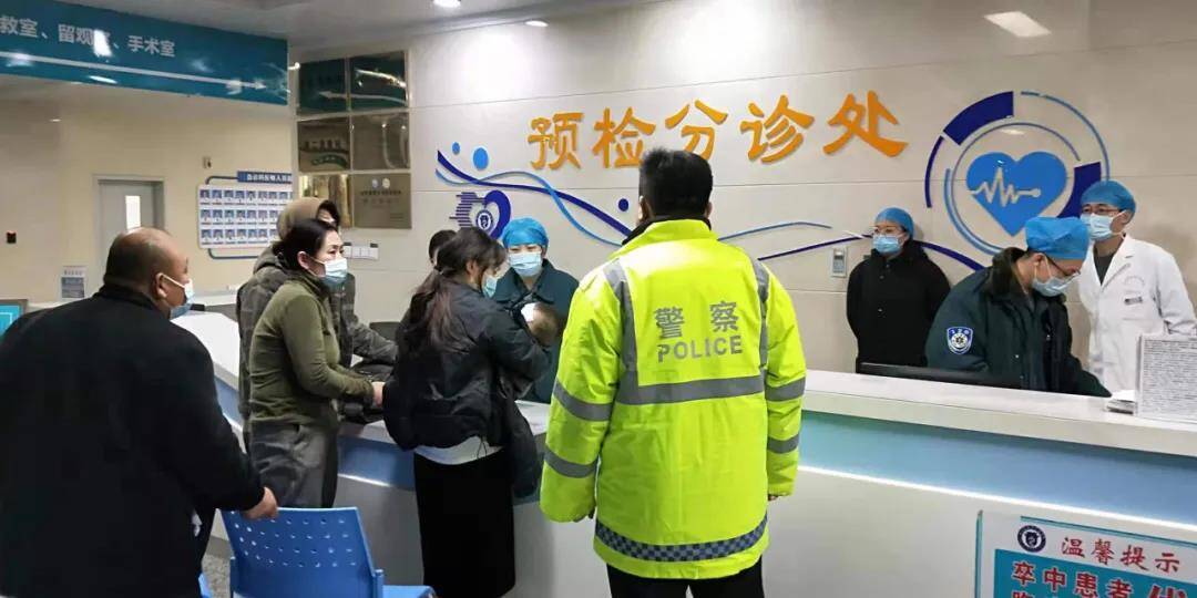 濱州一孩子高燒嘔吐 執勤交警緊急護送就醫