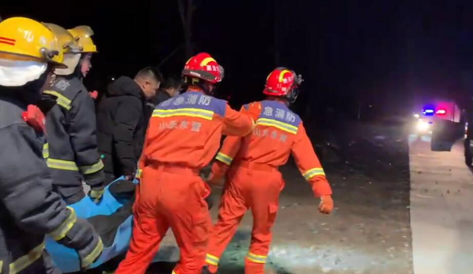夜晚一男子掉入冰湖 东营消防十分钟破冰帮其脱困