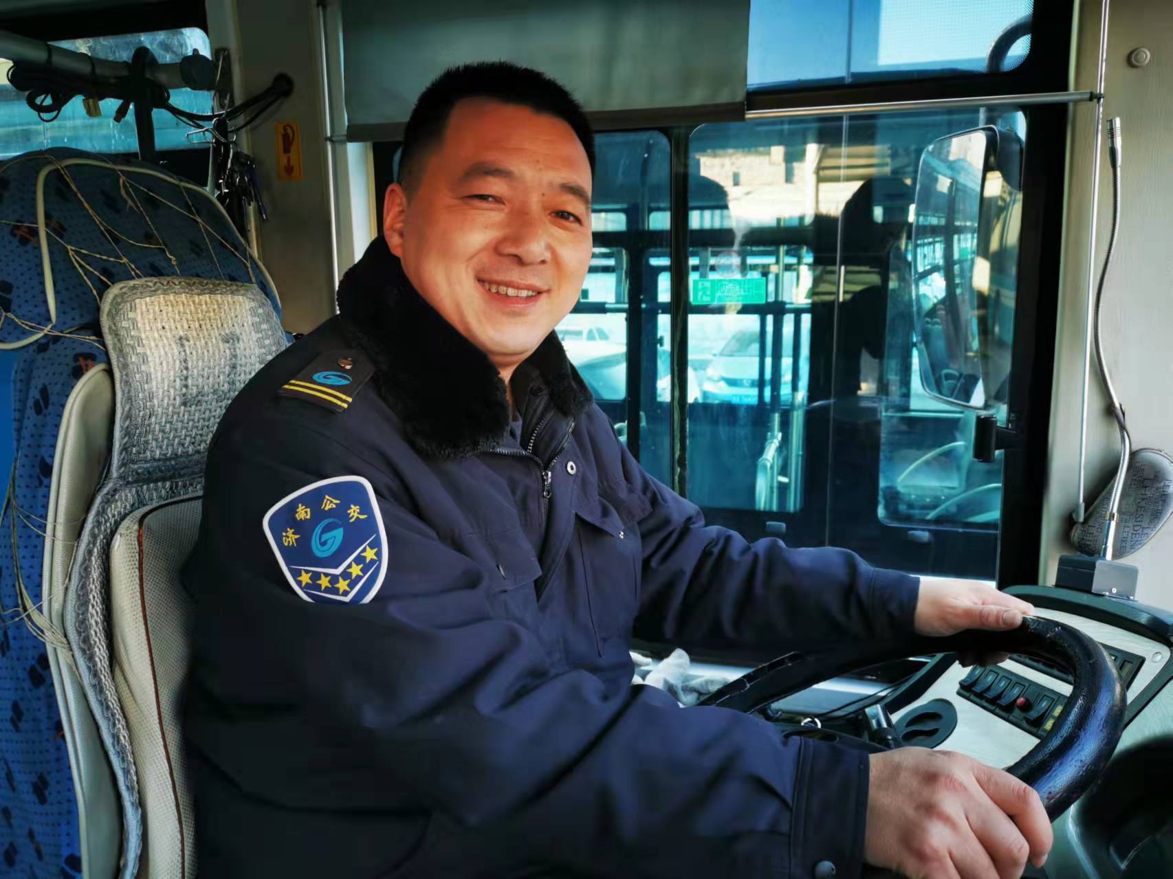 为方便联系村民乘车 济南公交这位山区线路驾驶员建起微信群