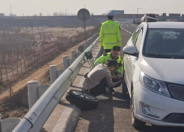 滨州：高速上司机不会更换轮胎正着急 关键时刻民警来帮忙