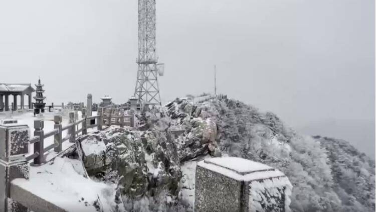 沂蒙山龟蒙景区迎来2022年首场降雪 群山好似一幅水墨画