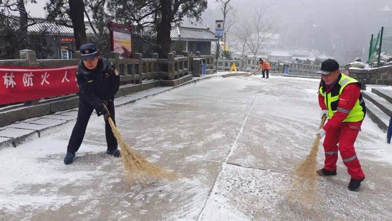 因降雪泰山桃花峪、天外村两条旅游公路暂时封闭