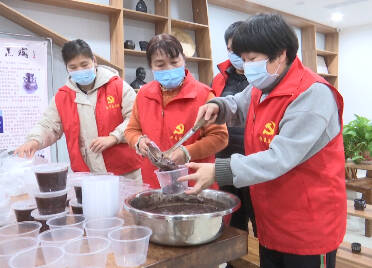 情暖腊八，齐河社区志愿者为独居老人熬制腊八粥，送去冬日温暖