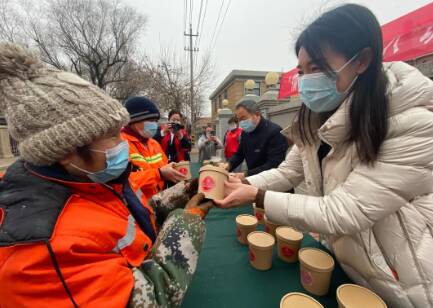潍坊市坊子区志愿者免费赠送“爱心粥” 传递冬日里的温暖