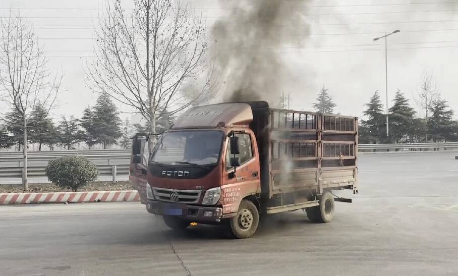 枣庄：货车变“火”车 司机开进消防队 两分钟被扑灭