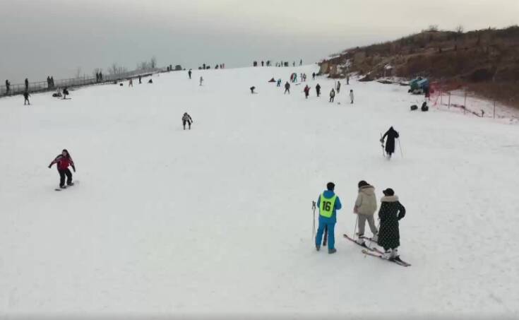畅享冰雪运动的速度与激情，滕州莲青山掀起“冰雪热”