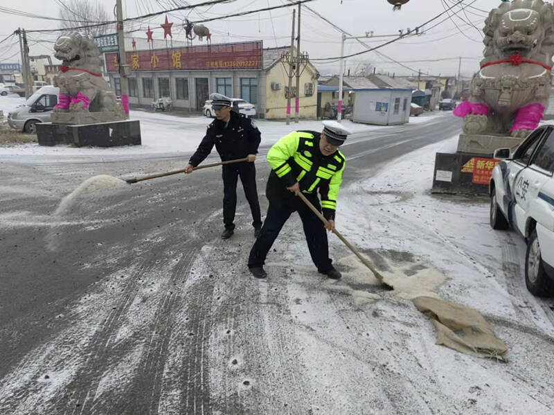 博興公安交警對(duì)部分重點(diǎn)路段撒鹽除冰 消除道路交通安全隱患