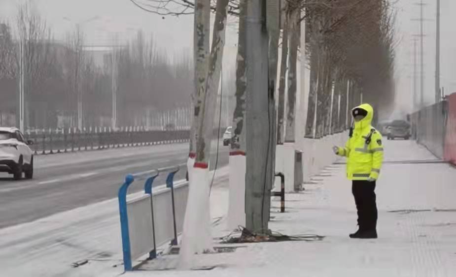 阳信交警积极应对冰雪恶劣天气 确保群众出行安全