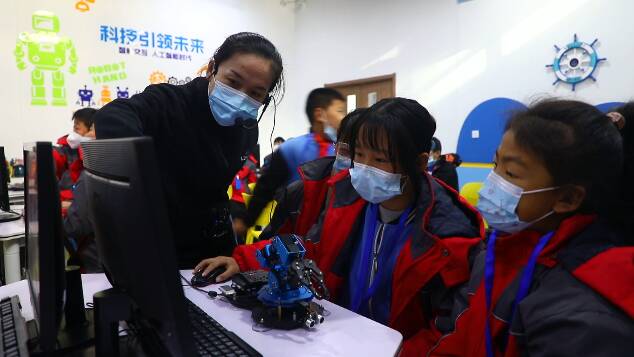 无人机、编程课都能学 潍坊市潍城区人工智能体验课让学生感受科技魅力