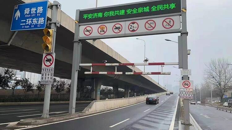 1月12日起，济南交警对6处高架入口匝道进行分流管控