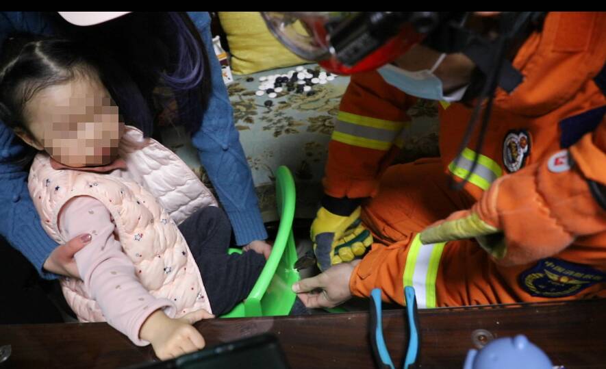 淄博：3岁女孩脚卡玩具椅  消防员2分钟解困