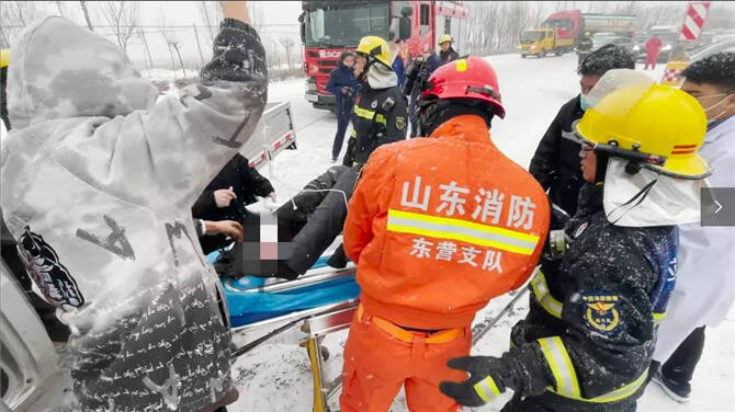 小型货车雪天失控撞护栏 东营消防破拆救人