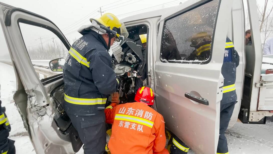 雪天小型货车失控撞护栏驾驶员被困 东营消防员10分钟破拆救出