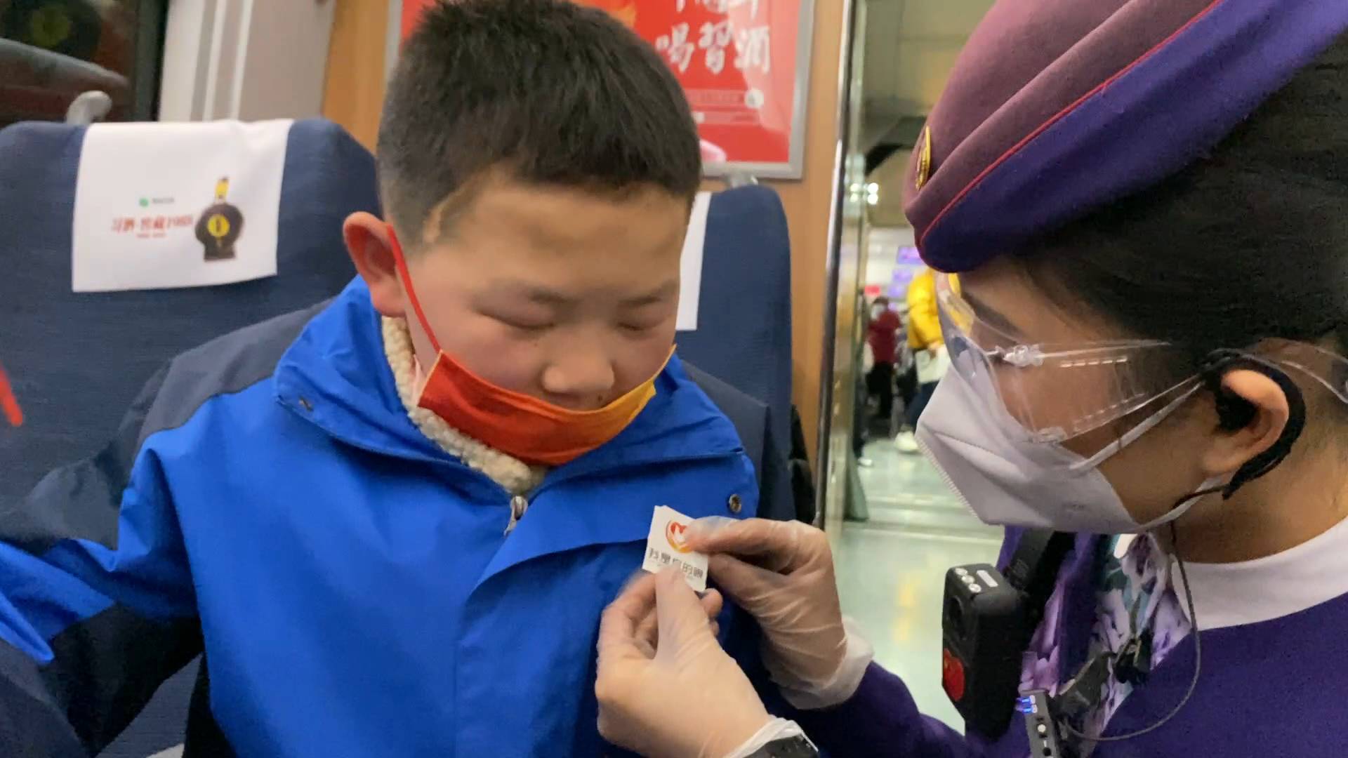 中国铁路济南局成立300人服务队化身盲人“眼睛”助盲出行 16岁盲童独自乘高铁温暖回家