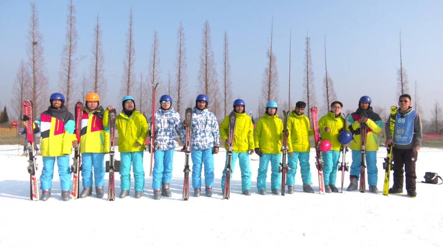 日照：冰雪运动持续升温 滑雪场吸引不少留学生体验​运动乐趣