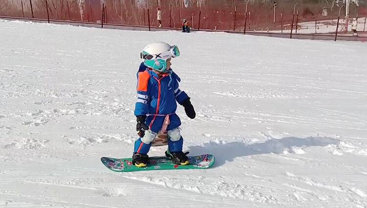 又萌又飒！聊城两岁男孩“征服”滑雪场，初学便已掌握单板滑行技能