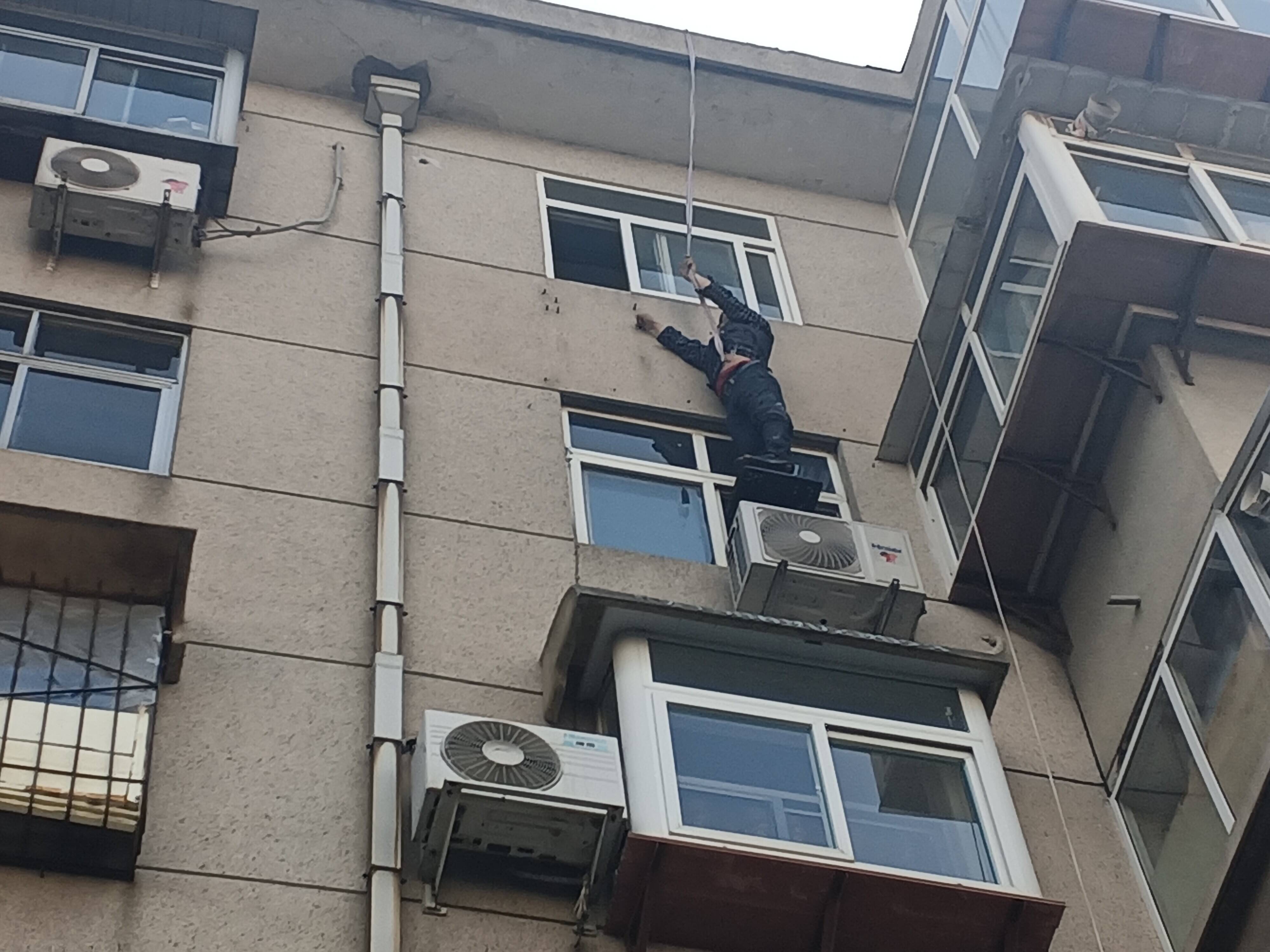 济南一男子翻窗“空降”取钥匙被困窗外 消防紧急救援！