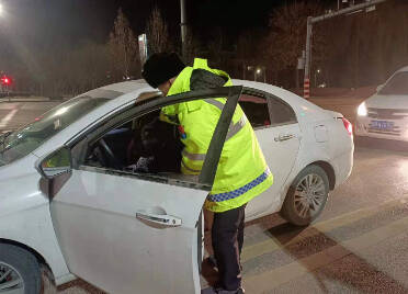 深夜“酒司机”等红绿灯睡着在路口，德州交警将其送往医院进行解酒