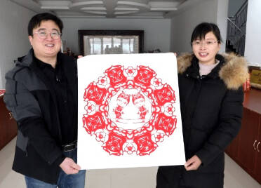 喜迎冬奥贺新年！宁津县巧手夫妻创作“虎娃迎冬奥”剪纸，弘扬传统文化