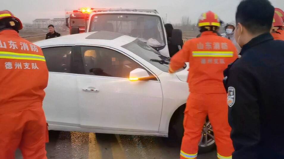 德州：两车相撞女司机被困 消防与交警合力抬车救援