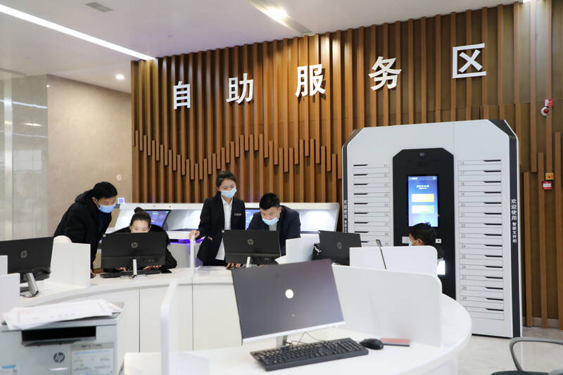 高起点,高标准打造设施一流,服务一流,管理一流的标准化为民服务大厅