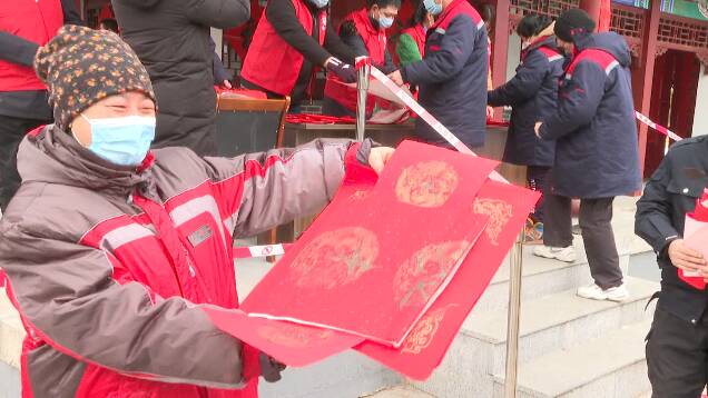 潍坊文艺志愿者冒着严寒街头创作 向市民免费发放数百幅对联和福字
