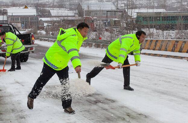 临沂市公路系统开启除雪保畅模式 全力保障群众安全出行
