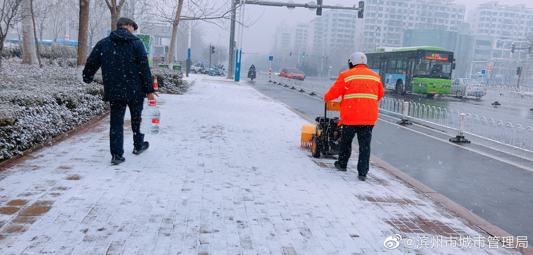 随下随清，除雪与下雪同步进行：滨州市城管局迅速开展除雪工作