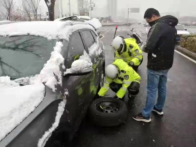 铲冰、除雪、引导车辆……泰安交警全力做好雪天交通安保