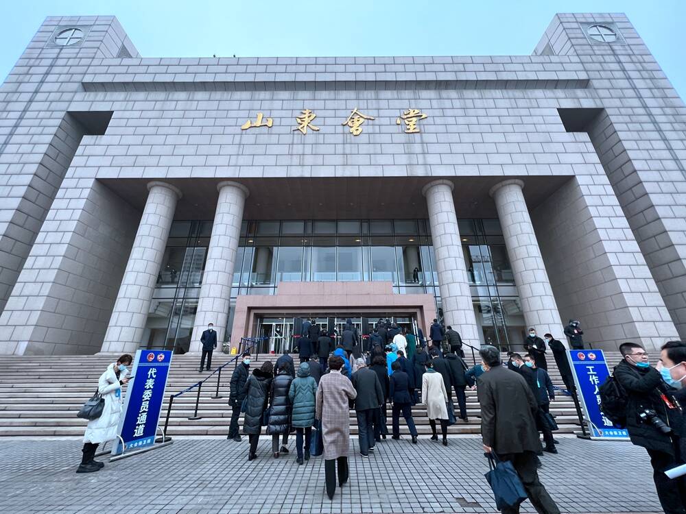 組圖丨山東省十三屆人大七次會議即將開幕 代表委員陸續步入會場
