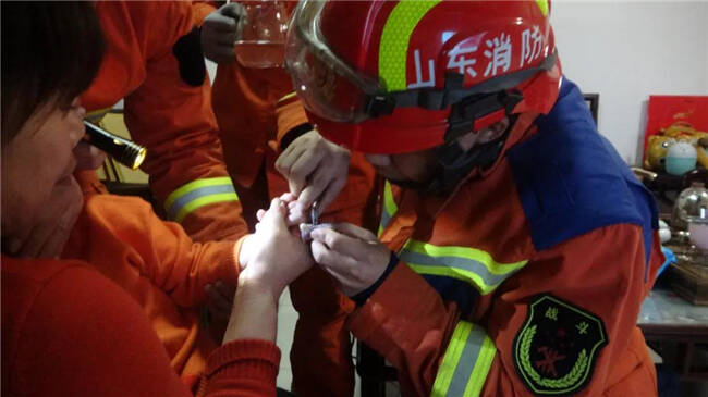 东营一女童手指被卡塑料管内 暖心消防员细心处置