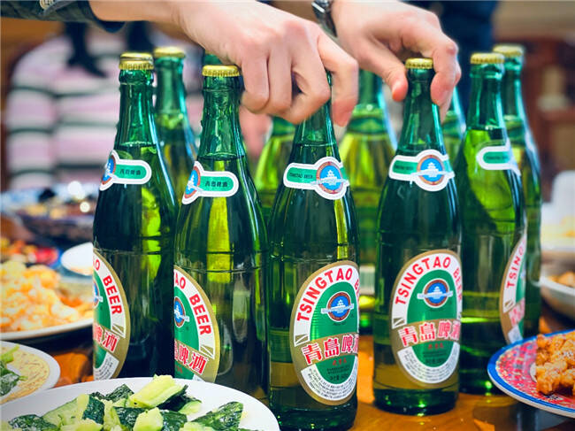 青岛啤酒“花样”贺岁 品种多种类全“走红”春节酒水市场