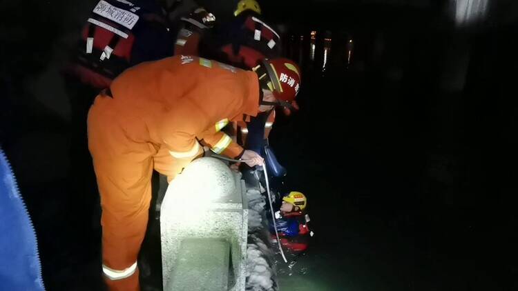 聊城一男子醉酒失足坠入运河 消防员零下4℃跳水把他营救上岸