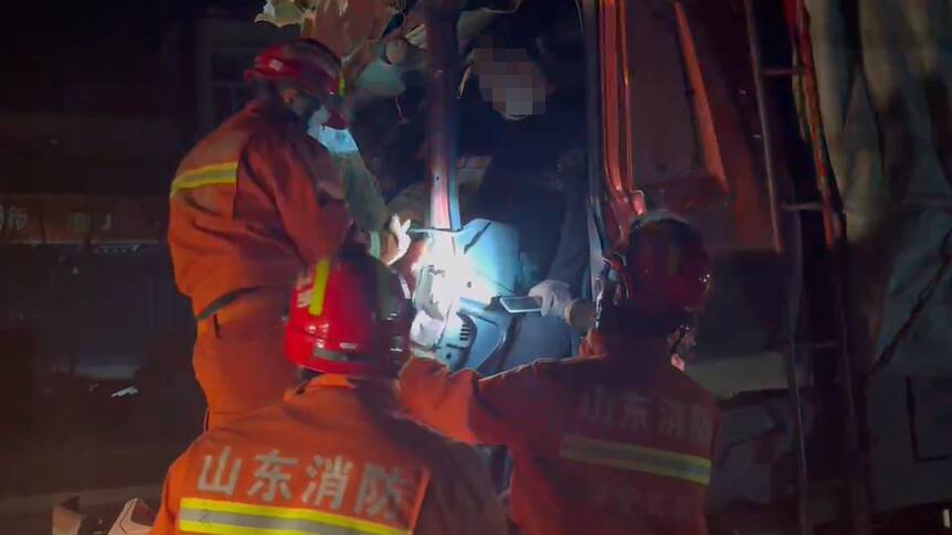 两货车夜间追尾司机被困 济宁消防紧急救援