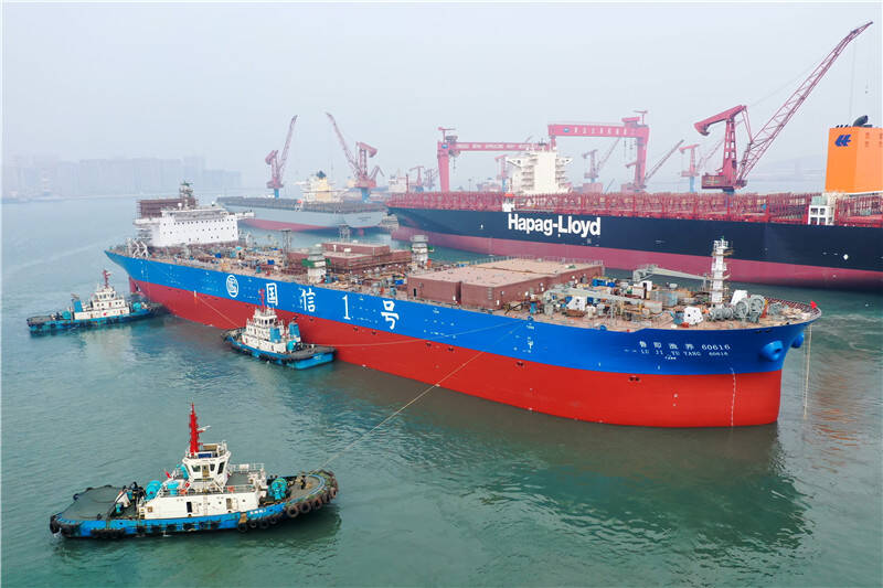 全球首艘10万吨级大型养殖工船“国信1号”青岛出坞下水 将打造远海养殖“中国样本”