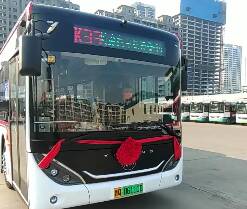 配备USB充电接口、特殊乘客乘坐区……临沂新增的300台新能源公交车第一批已到位，今天首发运营！