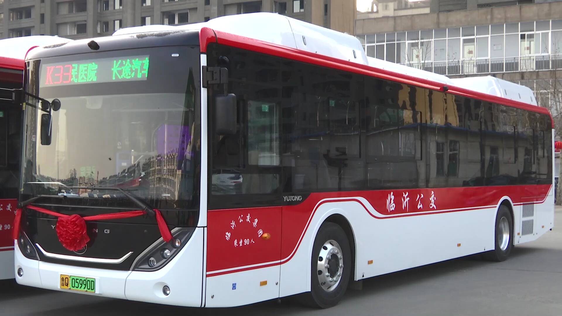 “沂蒙红”新能源公交车体验怎么样？听听今天首批乘客怎么说