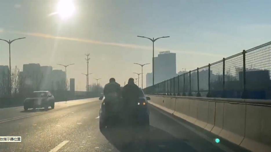 车辆故障停在高架桥路中央 博兴交警帮助车主徒手推车500米