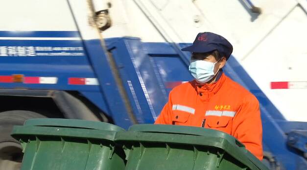 春节我在岗丨潍坊：环卫工人每天清运近700个垃圾桶 以辛勤劳动扮靓城市环境