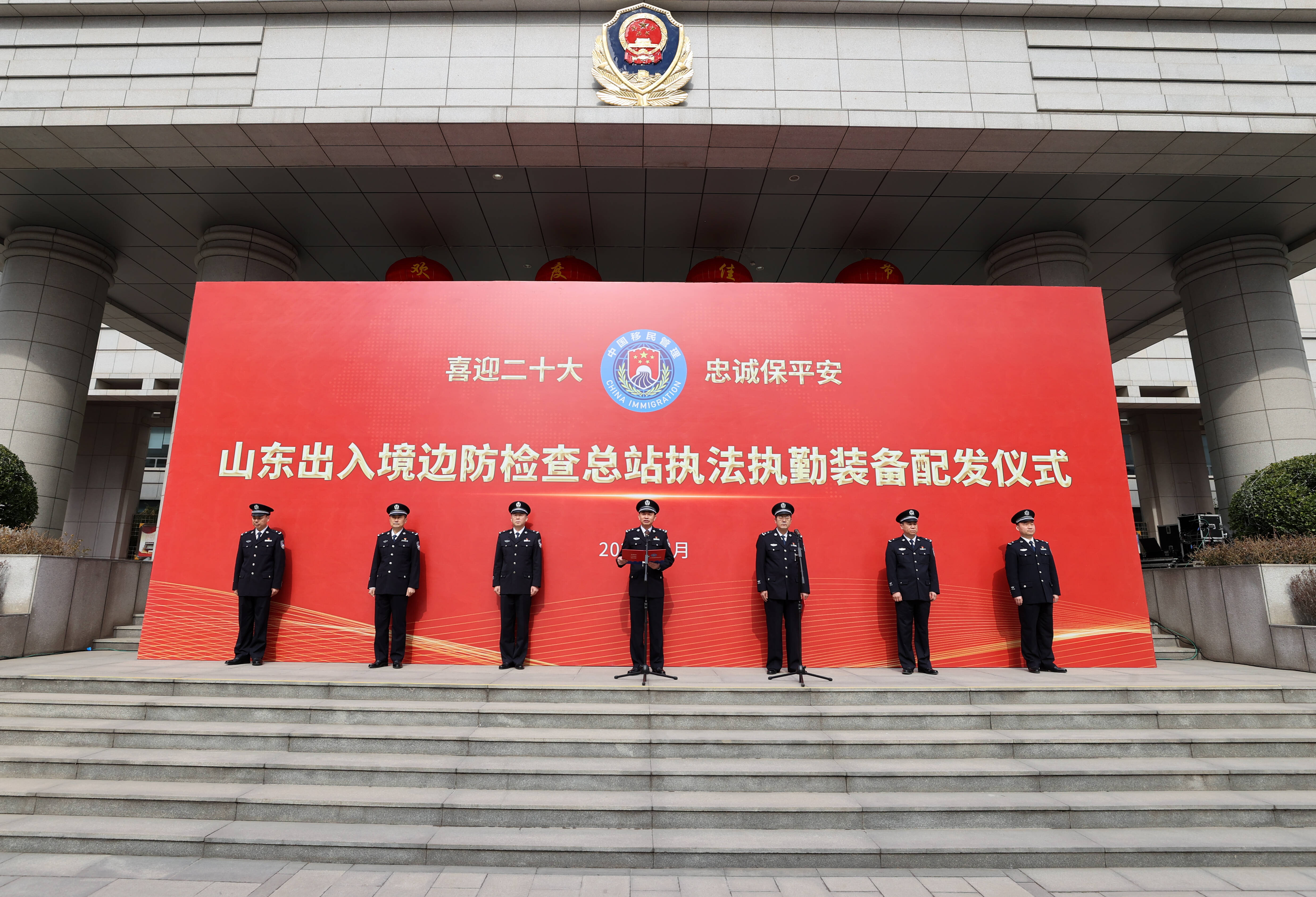 上新！水下探測機器人 電擊槍 文檢儀... 上班第一天山東邊檢迎來多種“硬貨”