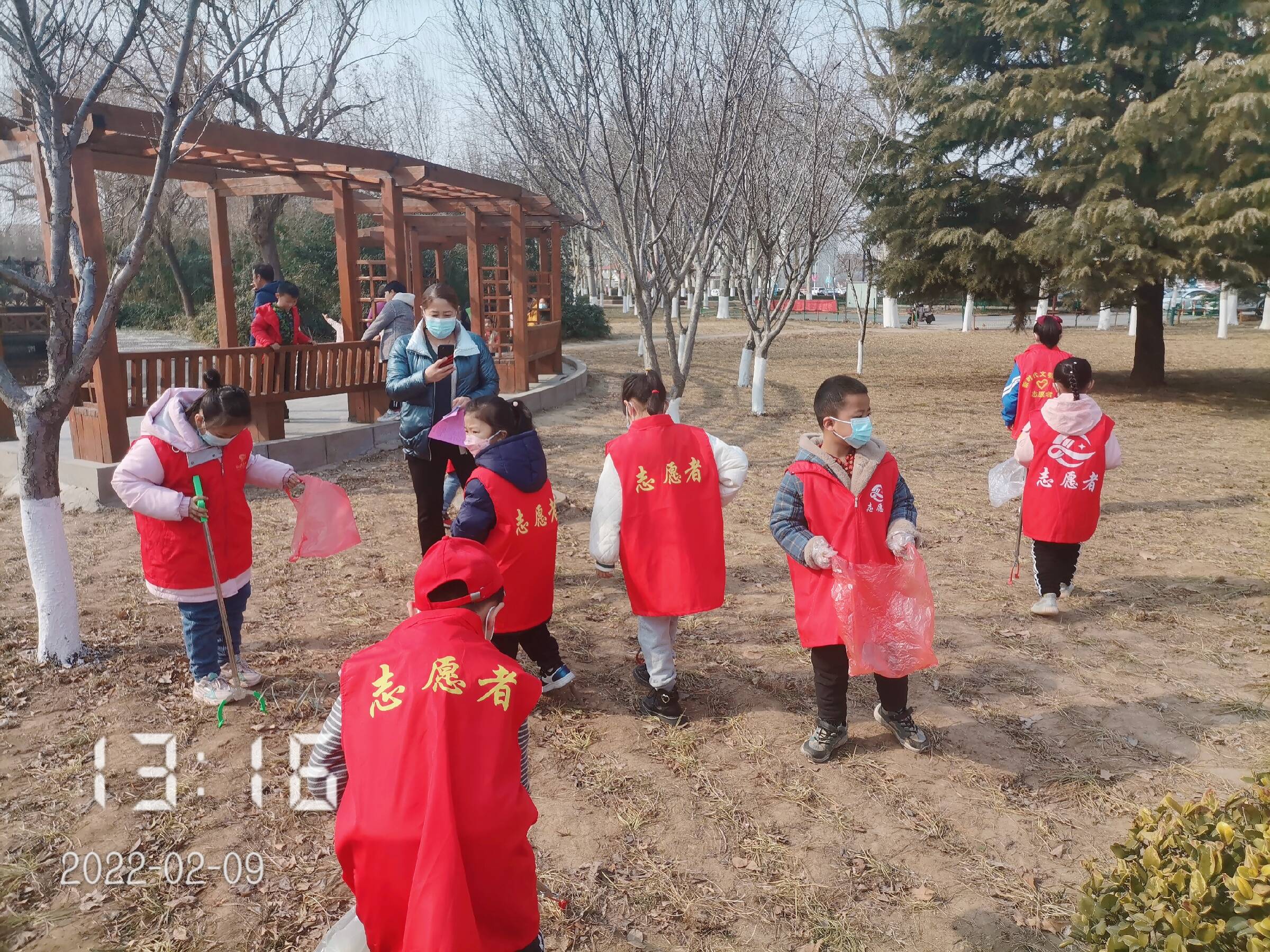 一年级小志愿者积极参与爱护环境关爱生命拒绝燃放烟花爆竹志愿活动