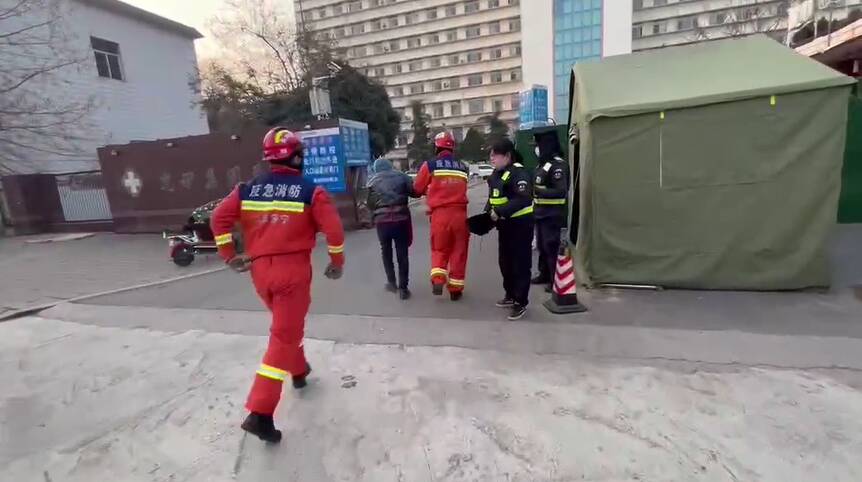 女子被压面机卡手 济宁消防员5分钟紧急救援