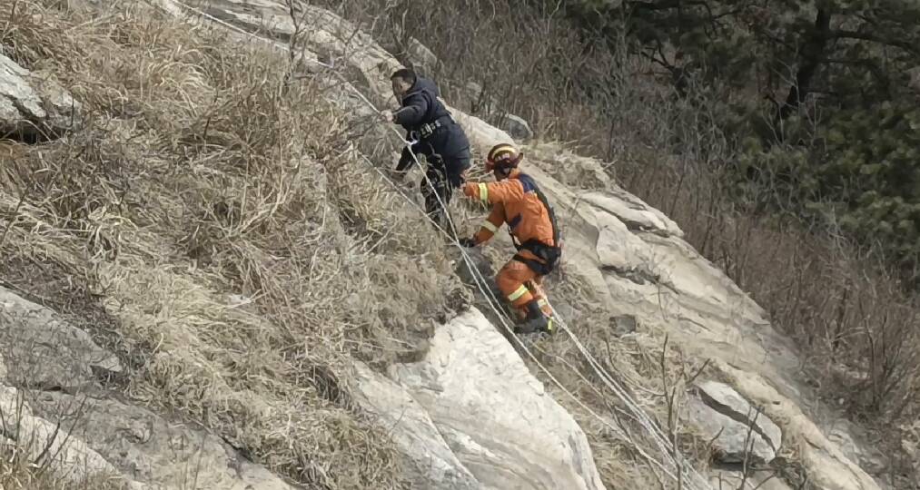 驴友被困悬崖峭壁 临沂消防巧用无人机助力搜救