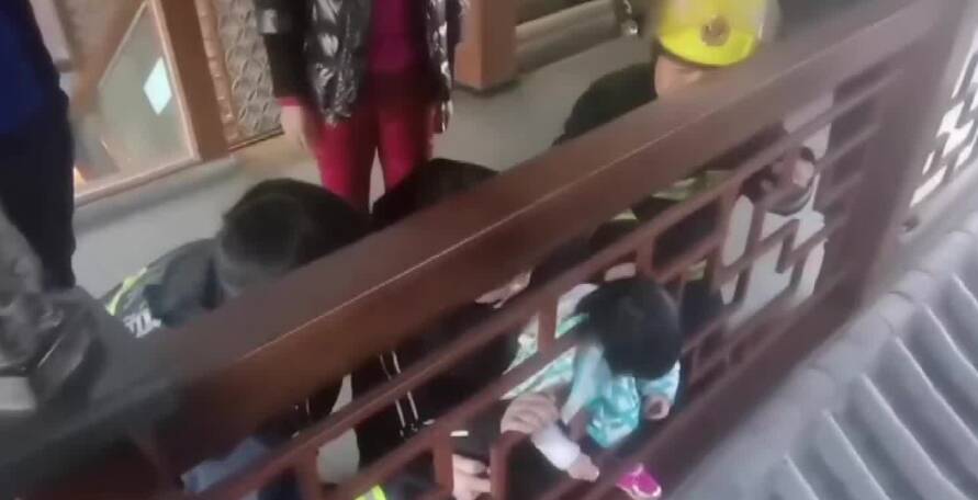 四岁女童头卡护栏 青岛消防紧急救援