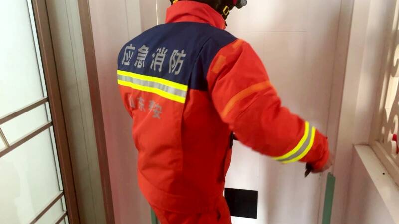 泰安东平2岁宝宝被反锁卧室 消防破门救援