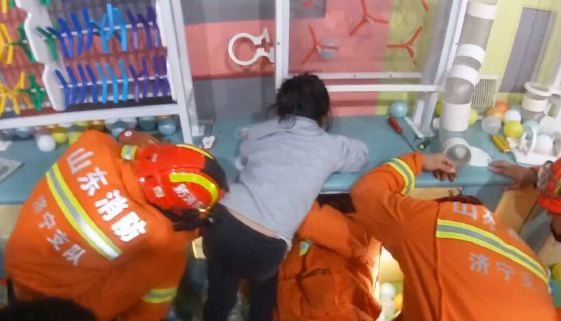 济宁：5岁女童胳膊被卡游戏机 消防员钻进游戏机破拆救援